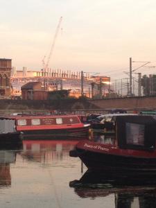 Regent's Canal Kings Cross - pic by Leigh Clothier